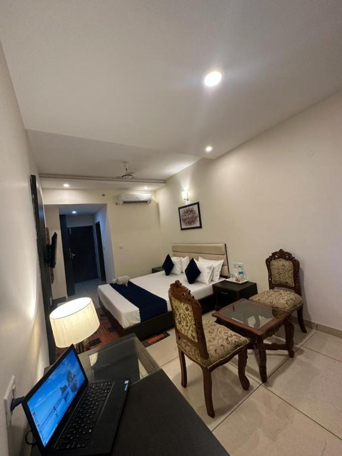 Hotel Jb Residency !! Luxurious & Royal Balcony Rooms !! Large Rooms Zirakpur Eksteriør bilde