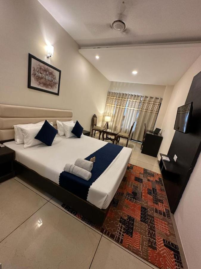 Hotel Jb Residency !! Luxurious & Royal Balcony Rooms !! Large Rooms Zirakpur Eksteriør bilde