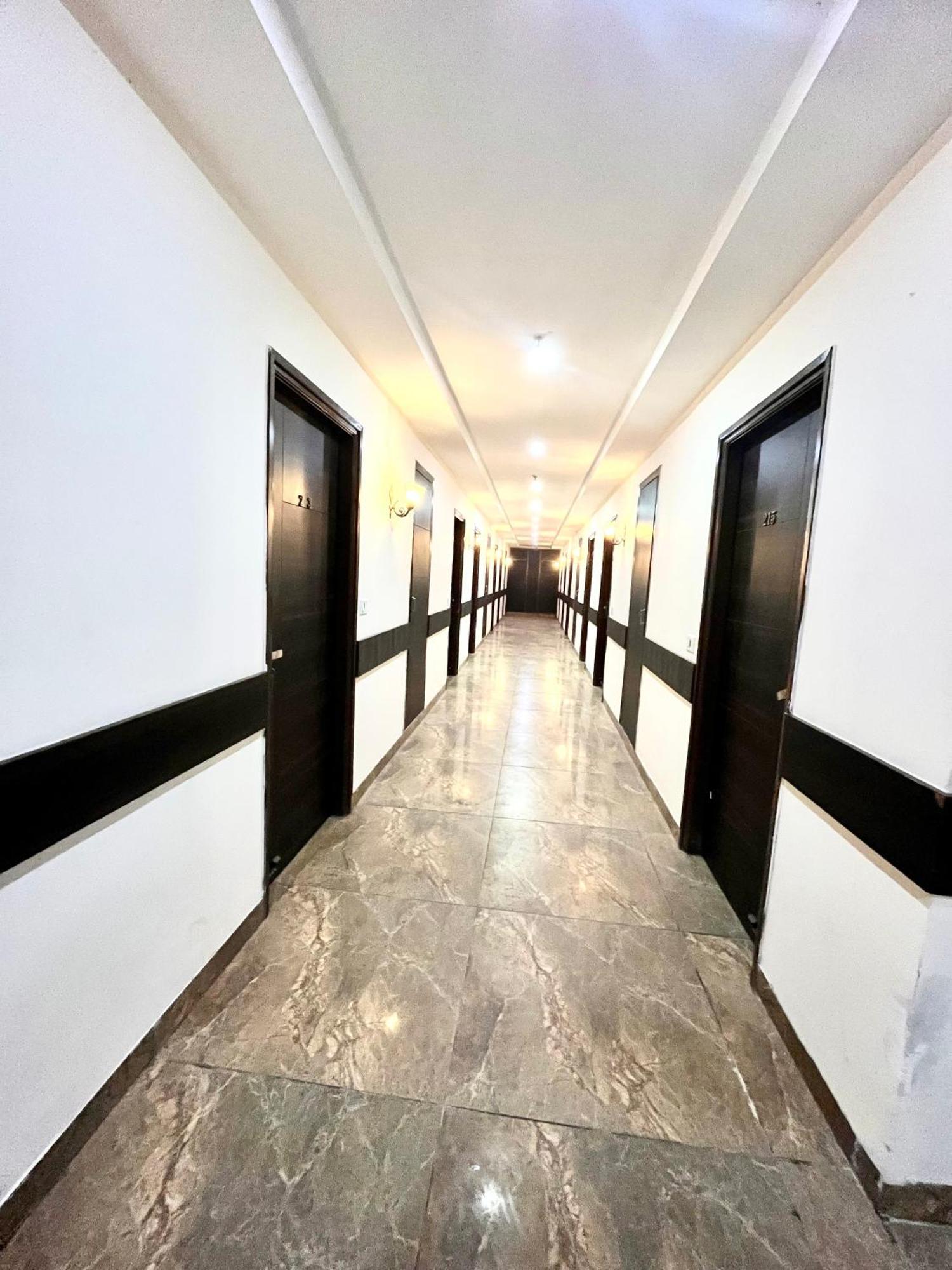 Hotel Jb Residency !! Luxurious & Royal Balcony Rooms !! Large Rooms Zirakpur Eksteriør bilde