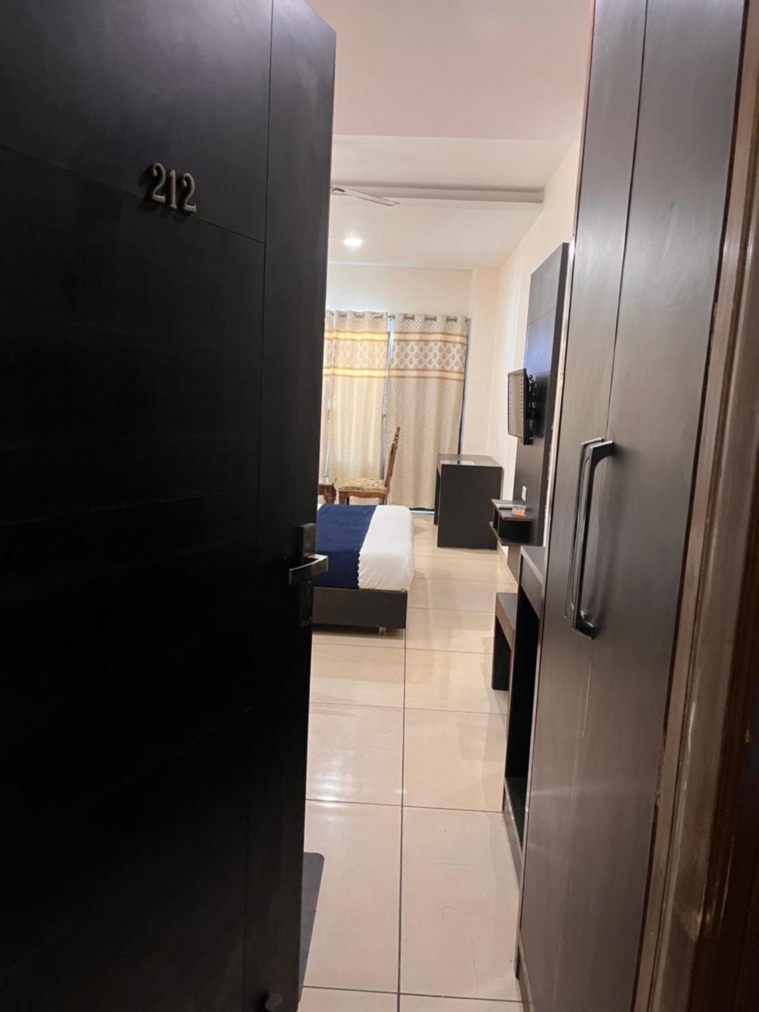 Hotel Jb Residency !! Luxurious & Royal Balcony Rooms !! Large Rooms Zirakpur Eksteriør bilde