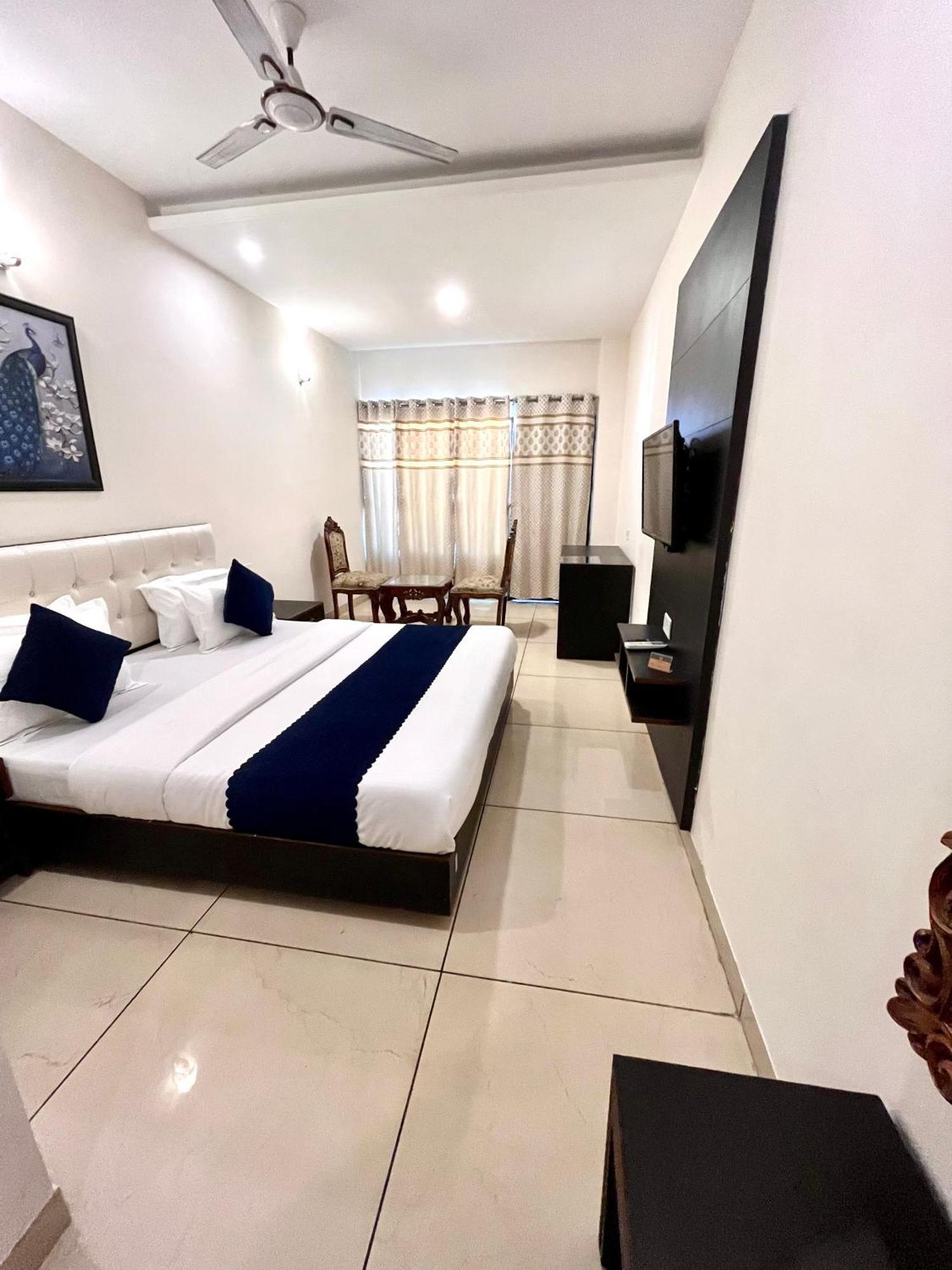 Hotel Jb Residency !! Luxurious & Royal Balcony Rooms !! Large Rooms Zirakpur Eksteriør bilde