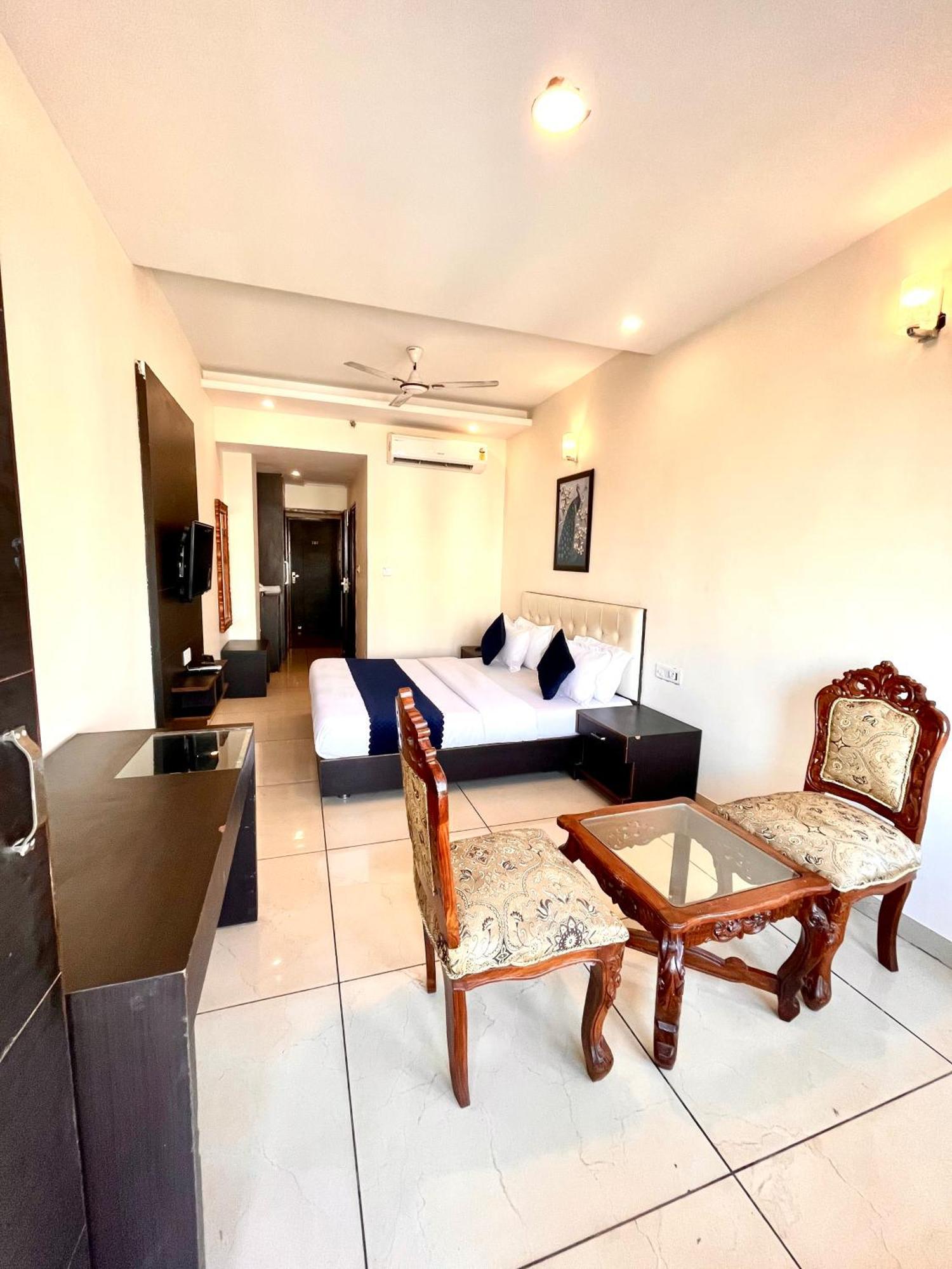 Hotel Jb Residency !! Luxurious & Royal Balcony Rooms !! Large Rooms Zirakpur Eksteriør bilde