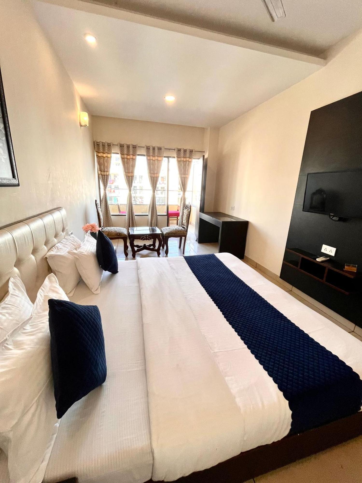 Hotel Jb Residency !! Luxurious & Royal Balcony Rooms !! Large Rooms Zirakpur Eksteriør bilde