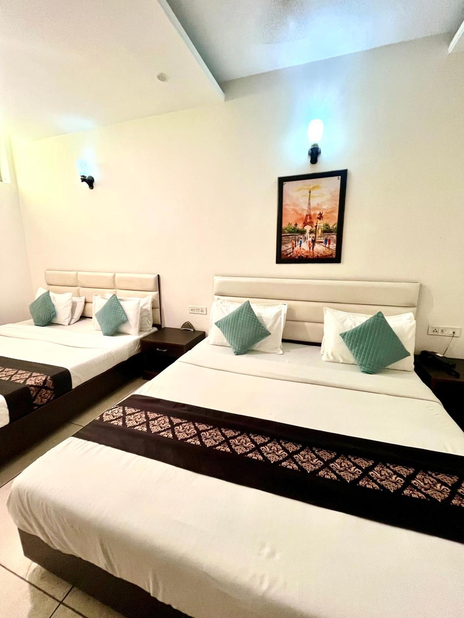 Hotel Jb Residency !! Luxurious & Royal Balcony Rooms !! Large Rooms Zirakpur Eksteriør bilde