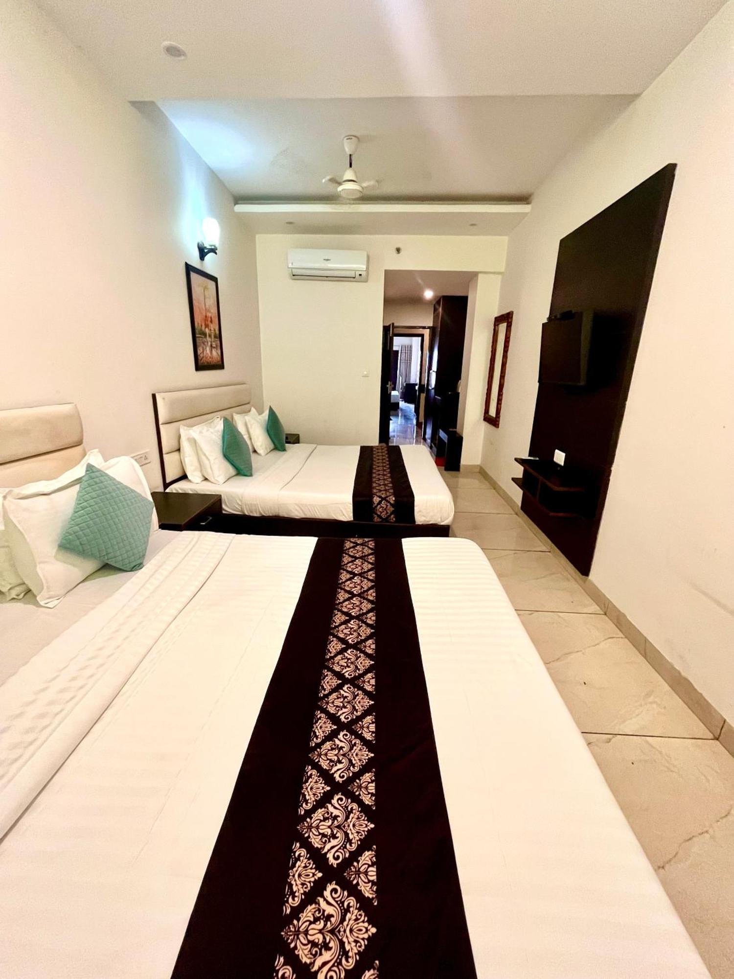 Hotel Jb Residency !! Luxurious & Royal Balcony Rooms !! Large Rooms Zirakpur Eksteriør bilde